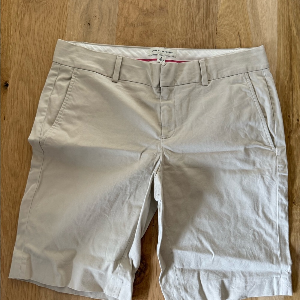 Banana Republic size 6 walking shorts light tan